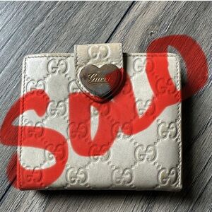 Gucci Wallet Heart Shaped Interlocking G cream Patent Leather Bifold Compact